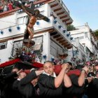 Costaleros del barrio de la Santa Cruz de Alicante con el Cristo de la Fe 'El gitano'