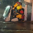 Imagen de los bomberos durante el rescate de un camionero en Quart de Poblet.