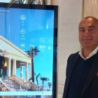 El director del Hotel Las Arenas, Carlos Boga, presenta el innovador sistema de purificación de aire de Hi-Tech Ozone