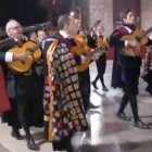 Los tunos en la Ofrenda en la retransmisión de À Punt