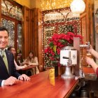 Juanma Moreno, presidente de la Junta de Andalucía, durante la grabación del Mensaje de Navidad, en la Taberna Granados (Granada).