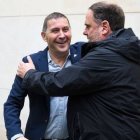 Junqueras se abraza a Otegi, este viernes en Barcelona.