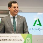 El presidente de la Junta de Andalucía, Juanma Moreno, en la visita a la nueva ampliación ejecutada en el Hospital Militar de Sevilla.