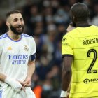 Rüdiger, frente a Benzema, en la eliminatoria de Champions entre el Real Madrid y el Chelsea.