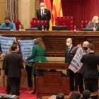 Activistas protestando en el interior del "Parlament"