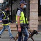 Especialistas del Tedax, en una imagen de 2021 en Oviedo por una falsa amenaza de bomba en el Centro Cívico.EFE/Paco Paredes/Archivo