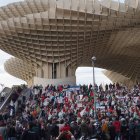 Manifestación contra el Gobierno por su decisión sobre el Sáhara en la plaza de la Encarnación, Sevilla.