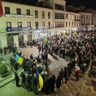 Más de 500 personas se han congregado en la plaza del Ayuntamiento de Elda