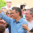 El presidente del Gobierno, Pedro Sánchez, en un mitin con el secretario del PSOE-A, Juan Espadas.