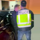 Los agentes han detenido en Torrevieja al presunto estafador