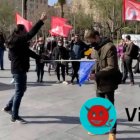 Comunistas intentando quemar una bandera de la OTAN