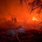 Imagen de los bomberos trabajando durante esta madrugada en la extinción del incendio - UME