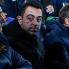 Xavi Hernández, rodeado por sus colaboradores, en un partido de la presente temporada.