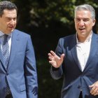 El presidente de la Junta de Andalucía en funciones, Juanma Moreno (PP) junto al consejero y portavoz del Gobierno andaluz, Elías Bendodo.