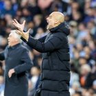 Pep Guardiola se lamenta de una situación, con Carlo Ancelotti en segundo plano.