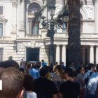 Protesta de la plataforma Interinos en Abuso frente al Ayuntamiento de Valencia.