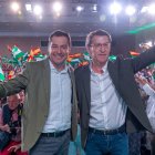 El presidente del PP-A y candidato a la reelección como presidente de la Junta de Andalucía, Juanma Moreno, y el presidente del Partido Popular, Alberto Núñez Feijóo en Sevilla.