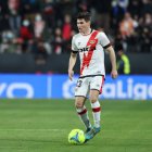 Fran García controla un balón durante un partido con el Rayo Vallecano.