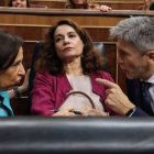 Margarita Robles y Marlaska gesticulan flanqueando a María Jesús Montero.