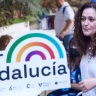 La candidata de  'Por Andalucía', Inmaculada Nieto, con el logo de la coalición durante la presentación en Sevilla.