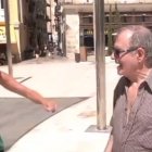 Una reportera de TVE entrevistando a un hombre en la Plaza de la Reina de Valencia.