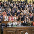 Parte la bancada del Gobierno aplaude a Sánchez en el último Debate de la Nación.