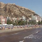 Playa del postiguet de Alicante con el castillo de Santa Bárbara de fondo