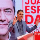 Pedro Sánchez en un mitin en Andalucía con el candidato del PSOE-A, Juan Espadas.