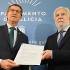 El presidente de la Xunta, Alberto Núñez Feijóo, y el titular del Parlamento gallego, Miguel Santalices