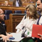 Pablo Echenique saluda a Yolanda Díaz y Alberto Garzón en el Debate del Estado de la Nación