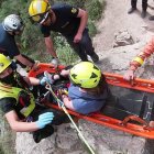 El Consorcio Provincial de Bomberos de Valencia durante uno de los rescates ayer en Chulilla - CONSORCIO PROVINCIAL DE BOMBEROS