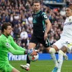 Raphinha, con la camiseta blanca del Leeds United en un partido de la Premier.