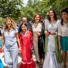 Yolanda Díaz con Mónica García y Rita Maestre en la pradera de San Isidro