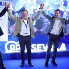 El coordinador del PP nacional, Elías Bendodo; el presidente del PP de Sevilla, Ricardo Sánchez; el presidente de la Junta, Juanma Moreno y el secretario general del PP andaluz, Antonio Repullo.