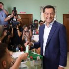 El candidato del PP-A y presidente de la Junta de Andalucía, Juanma Moreno, ha votado en Málaga.