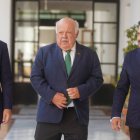 El presidente del Parlamento andaluz, Jesús Aguirre, recibe a el presidente del PP-A y de la Junta en funciones, Juanma Moreno, junto al portavoz del PP-A, Toni Martín.