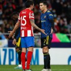 Cristiano Ronaldo discute con Savic, en el último enfrentamiento del luso contra el Atlético de Madrid.