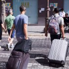 Turistas llegando a Sevilla.