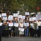 Unas 40 personas protestan en el homenaje a las víctimas del 17-A (Kike Rincón)