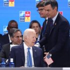 Sánchez saluda a Joe Biden en la reciente cumbre de la OTAN.