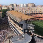 La Av de Suecia llena de valencianistas y Mestalla vacío