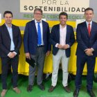 Carlos Mazón junto a el director de El Corte Inglés de Alicante, Alfredo Carvajal; el director regional de Comunicación y Sostenibilidad, Pau Pérez Rico, y el diputado de Medio Ambiente, Miguel Ángel Sánchez Navarro, junto a otros directivos de El Corte Inglés.