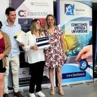 De izquierda a derecha, los emprendedores Lili Bing y Erik Muñoz, ambos estudiantes de doctorado de la UA; la ganadora de DOEACTUA 2022 Bárbara Rodríguez, promotora del proyecto RuTruck, y la vicerrectora de Transferencia, Innovación y Divulgación Científica Mª Jesús Pastor.