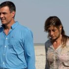 Pedro Sánchez junto a su esposa en Doñana durante una de sus vacaciones.