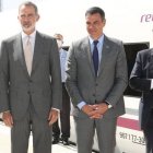 Sánchez, junto al Rey y Vara, en la inauguración del "no AVE" extremeño.