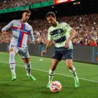 Bernardo Silva protege el balón ante Ferran Torres en el amistoso celebrado el pasado miércoles en el Camp Nou.