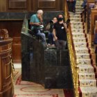 La diputada de Bildu, Merche Aizpurua, se dirige al Hemiciclo desde la tribuna del Congreso.