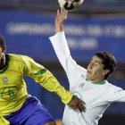 LIMA, PERU: Patricio Araujo from Mexico (R) and Marcelo from Brazil fight for the ball during their FIFA U17 final match in Lima, 02 October 2005. AFP PHOTO/Jaime RAZURI (Photo credit should read JAIME RAZURI/AFP via Getty Images)