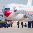 El avión militar con los restos de los periodistas asesinados, este viernes.