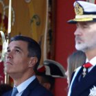 Pedro Sánchez y el Rey Felipe durante el desfile del 12 de octubre.